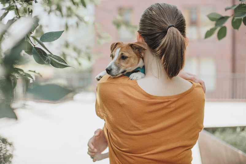 Jeune fille et chien, photo Juli Kosolapova